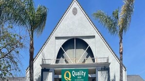A hotel with a modern design, featuring a prominent 'Quality Inn' sign. - Quality Inn Fresno Yosemite Airport (Fresno)