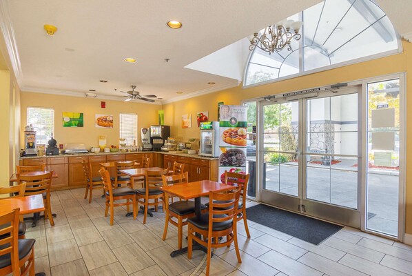 Free daily buffet breakfast  - Quality Inn Fresno Yosemite Airport (Fresno)