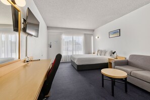 Bộ đồ giường cao cấp, bàn, khu vực làm việc phù hợp cho laptop 