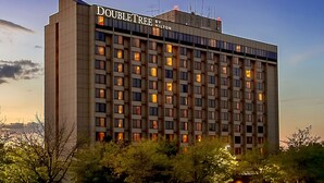 Suuri, useita kerroksia käsittävä hotelli, jonka julkisivussa on selkeästi näkyvissä nimi »Doubletree by Hilton».