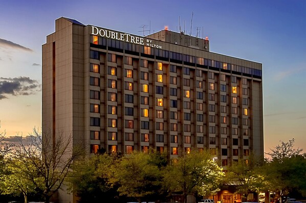 Un hotel grande de varios pisos, con el nombre "Doubletree by Hilton" bien visible en la fachada.