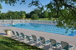Una piscina cubierta, una piscina al aire libre de temporada, sombrillas