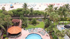 A resort with a swimming pool, beach, and lounge area. - Lexington by Hotel RL Miami Beach (Miami Beach)