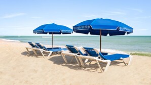 A beach with blue umbrellas and lounge chairs. - Lexington by Hotel RL Miami Beach (Miami Beach)