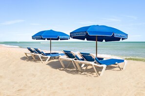 Am Strand, Liegestühle, Sonnenschirme, Strandtücher