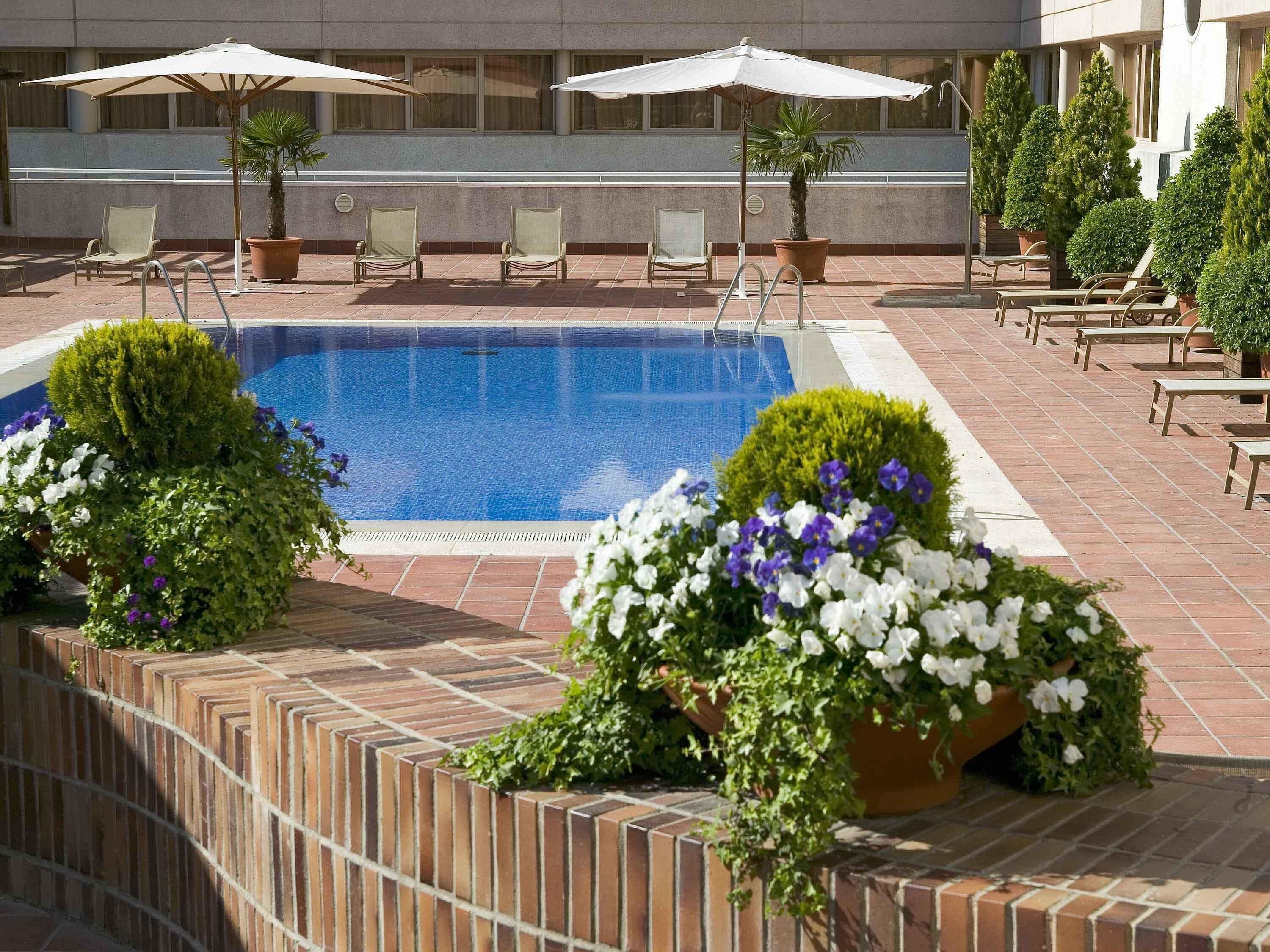 季节性开放的室外游泳池，12:00 至 21:00 开放，池畔遮阳伞，日光浴躺椅