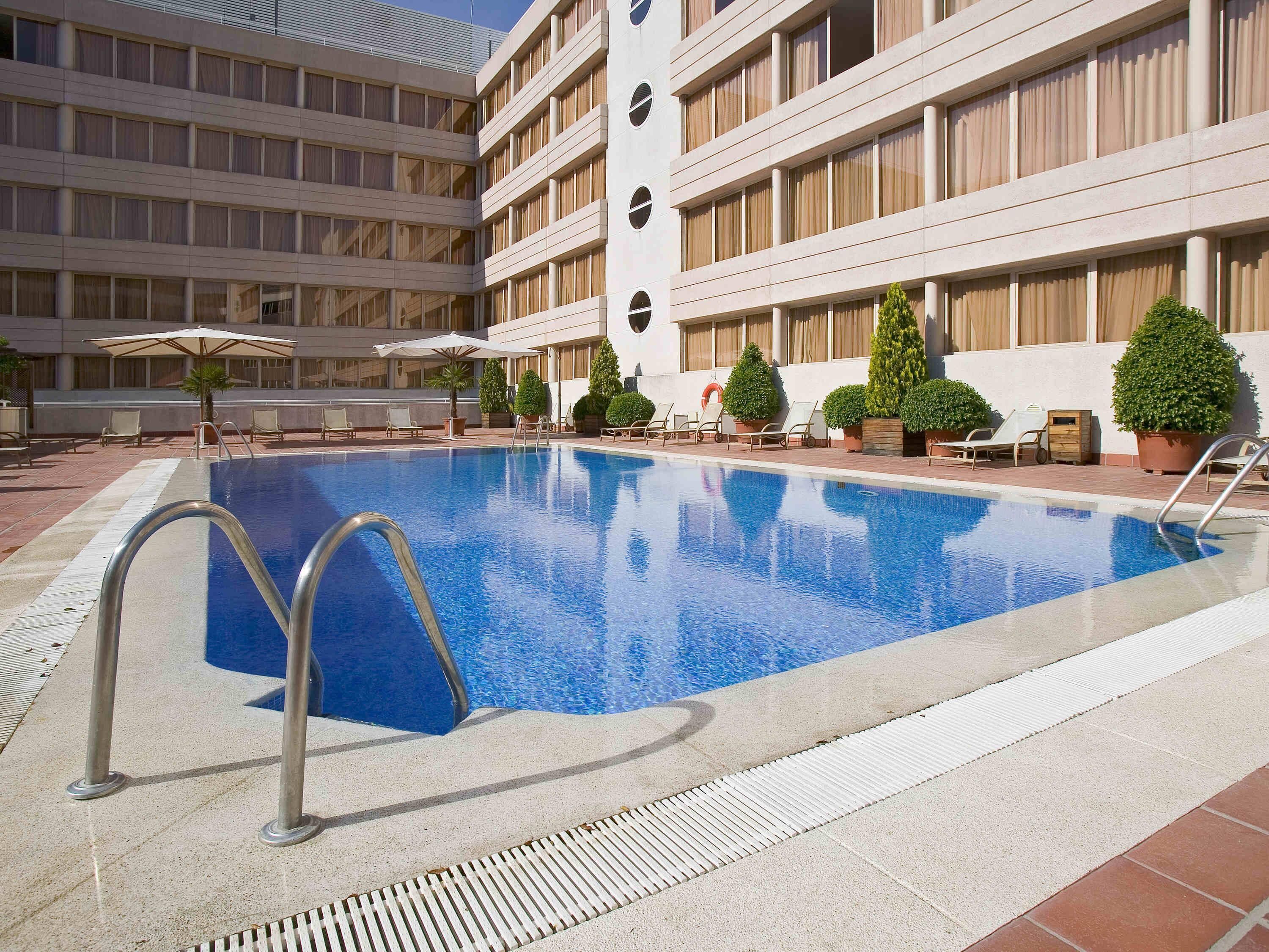 季节性开放的室外游泳池，12:00 至 21:00 开放，池畔遮阳伞，日光浴躺椅