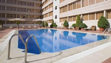 Una piscina al aire libre de temporada (de 12:00 a 21:00), sombrillas