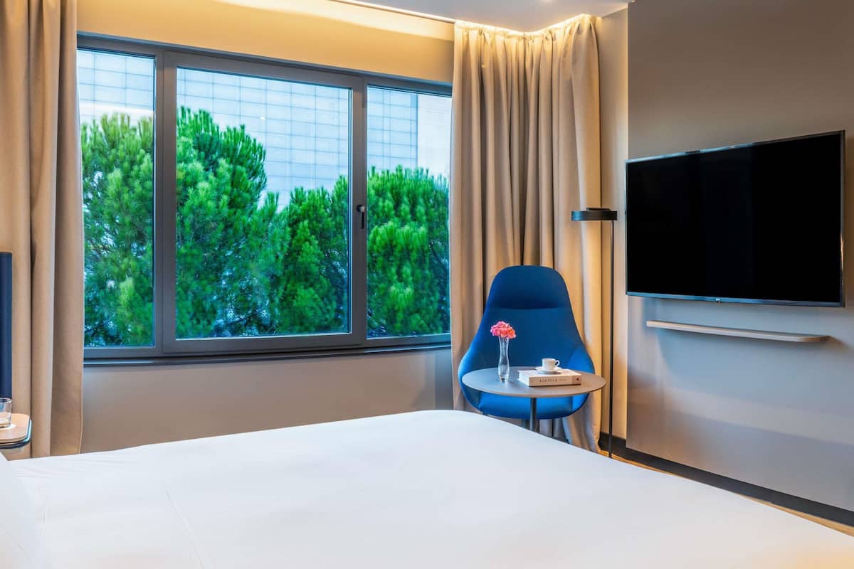 Ropa de cama de alta calidad y caja de seguridad en la habitación