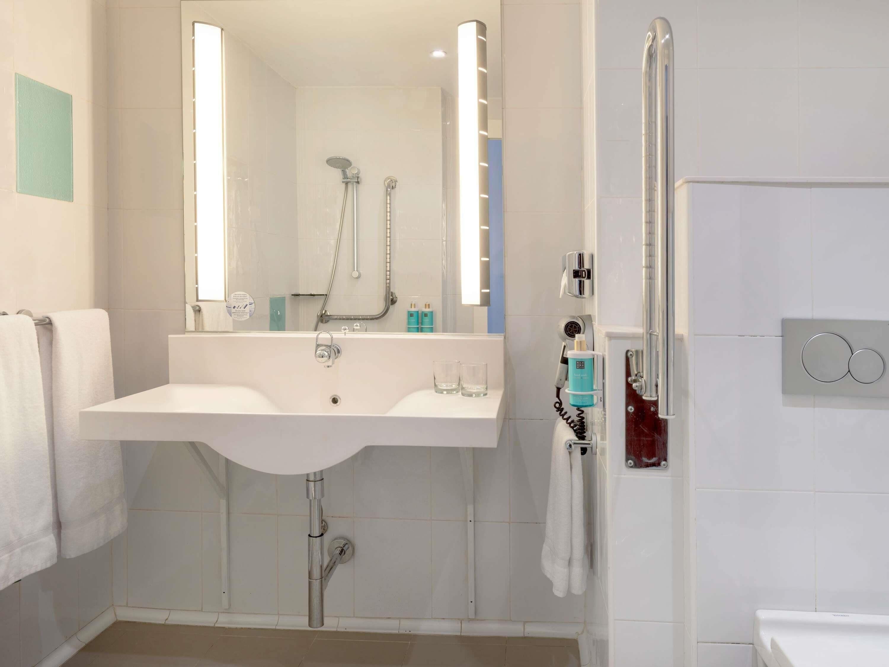 Premium bedding, in-room safe, desk, laptop workspace