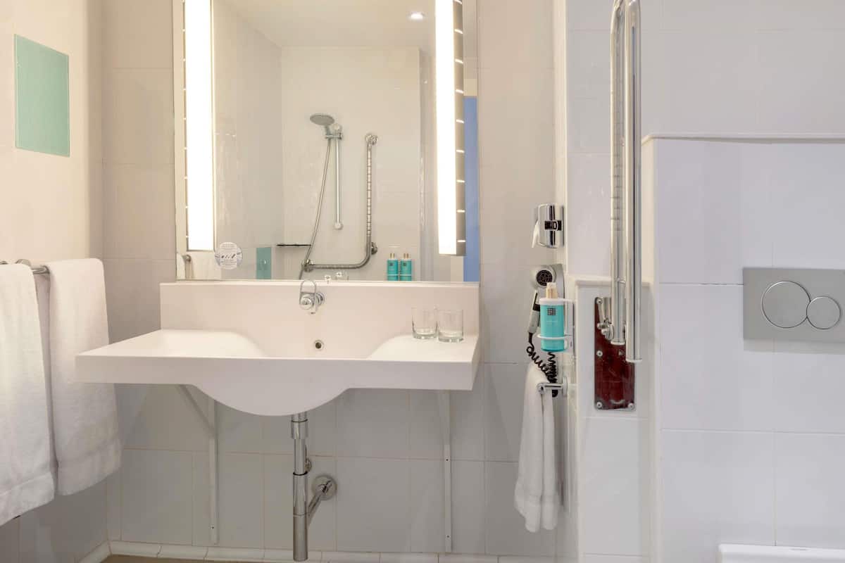 Premium bedding, in-room safe, desk, laptop workspace