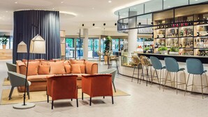 Un interior moderno con una zona de bar, asientos y vistas al exterior.