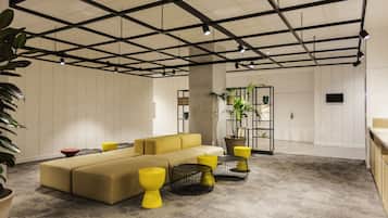 Coin salon dans le hall
