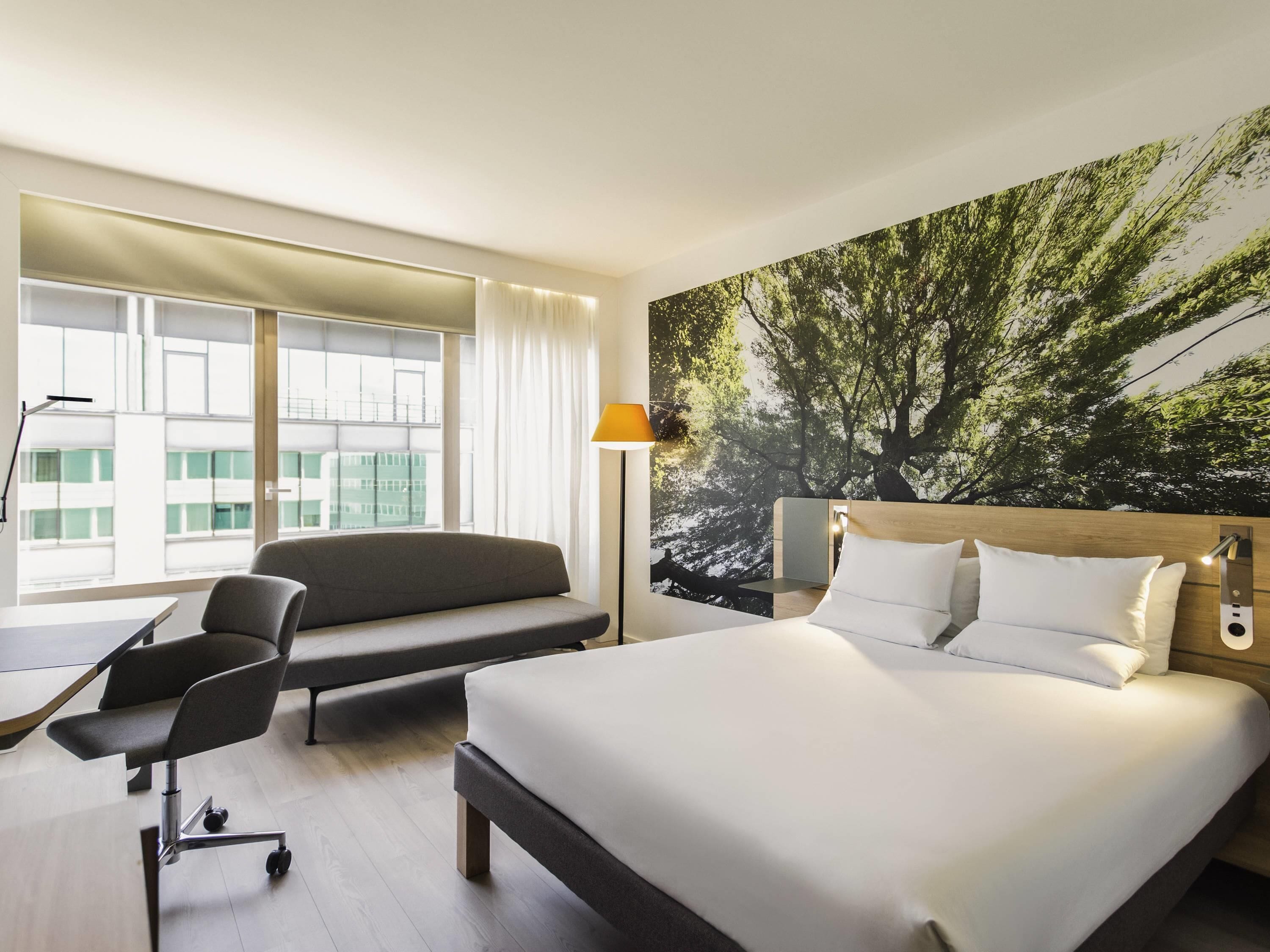 Premium bedding, in-room safe, desk, laptop workspace