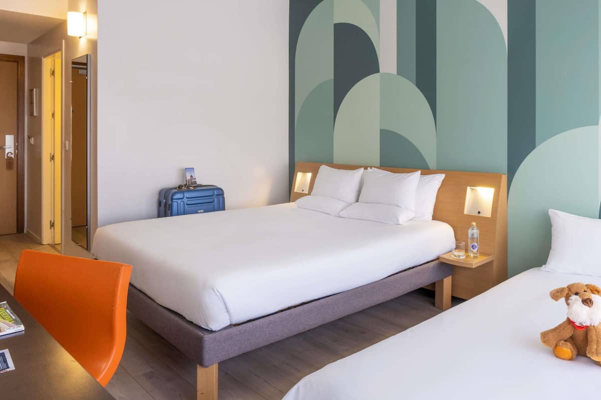 Habitación estándar, 1 cama Queen size y sofá cama (in Plaza Building) | Ropa de cama de alta calidad y caja de seguridad en la habitación