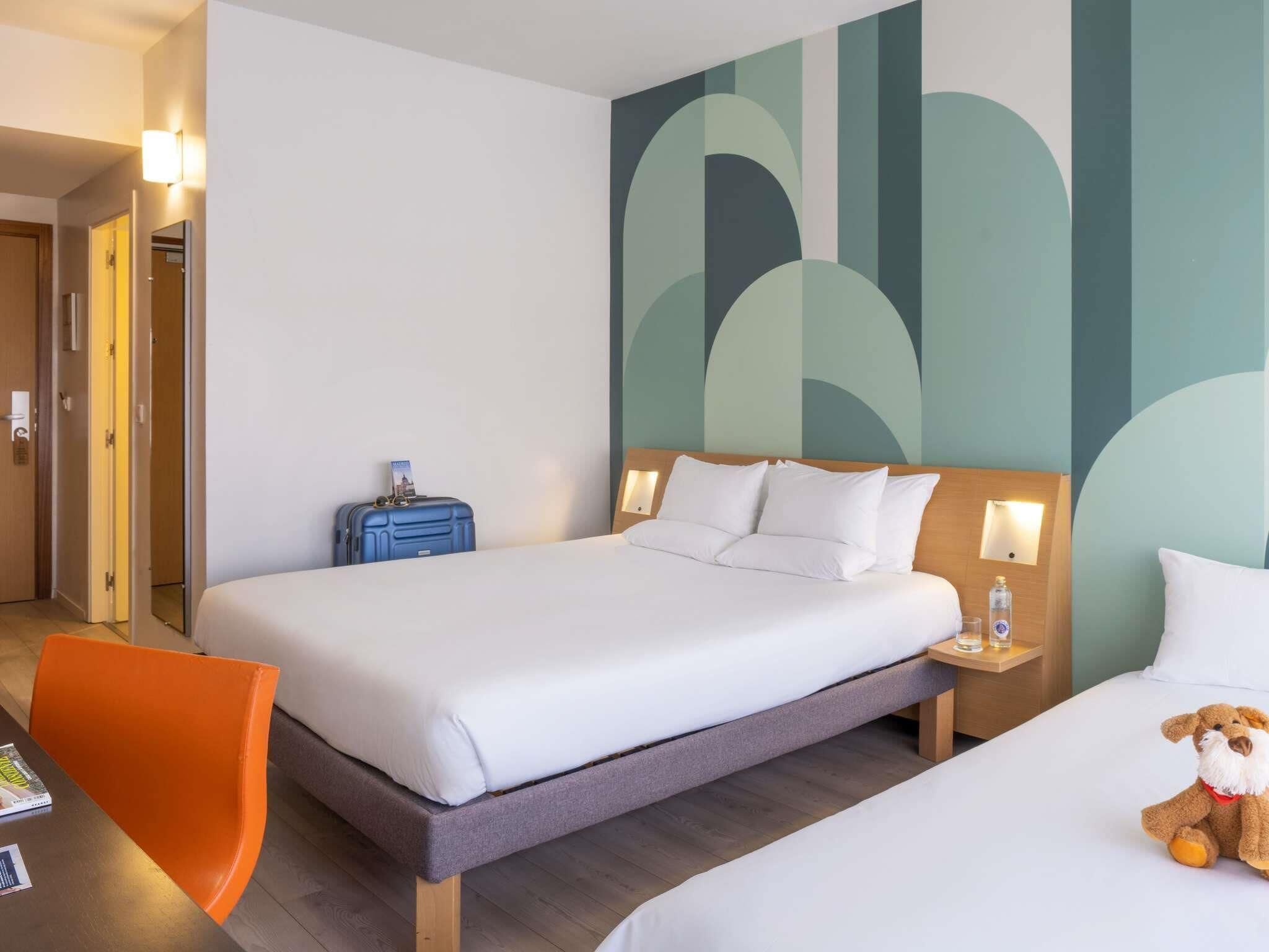 Standardrum - 1 queensize-säng med bäddsoffa (in Plaza Building) | Sängtillbehör av högsta kvalitet och värdeförvaringsskåp på rummet
