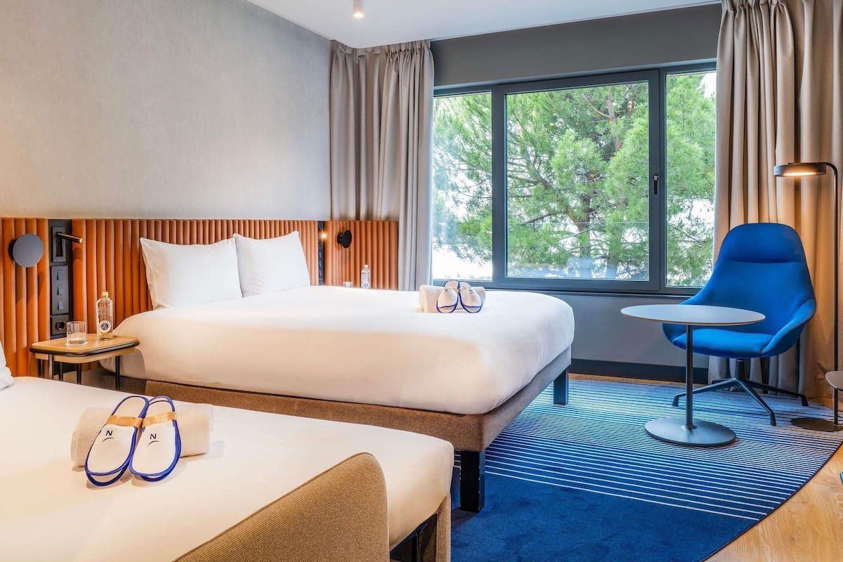 ห้องดีลักซ์, เตียงควีนไซส์ 1 เตียง และโซฟาเบด (Superior - Deluxe building) | เครื่องนอนระดับพรีเมียม, ตู้นิรภัยในห้องพัก, โต๊ะทำงาน