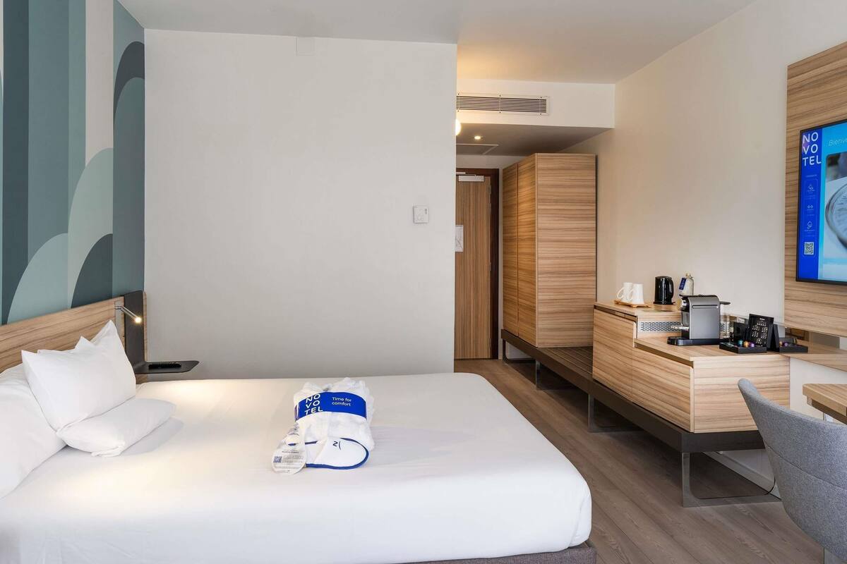 Superior-værelse - 1 queensize-seng (in Plaza Building) | Premium-sengetøj, pengeskab på værelset, skrivebord