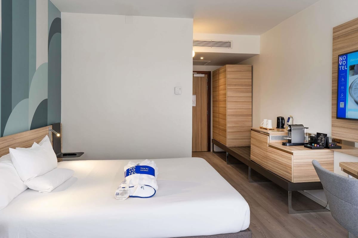 Superior-rum - 1 queensize-säng (in Plaza Building) | Sängtillbehör av högsta kvalitet och värdeförvaringsskåp på rummet