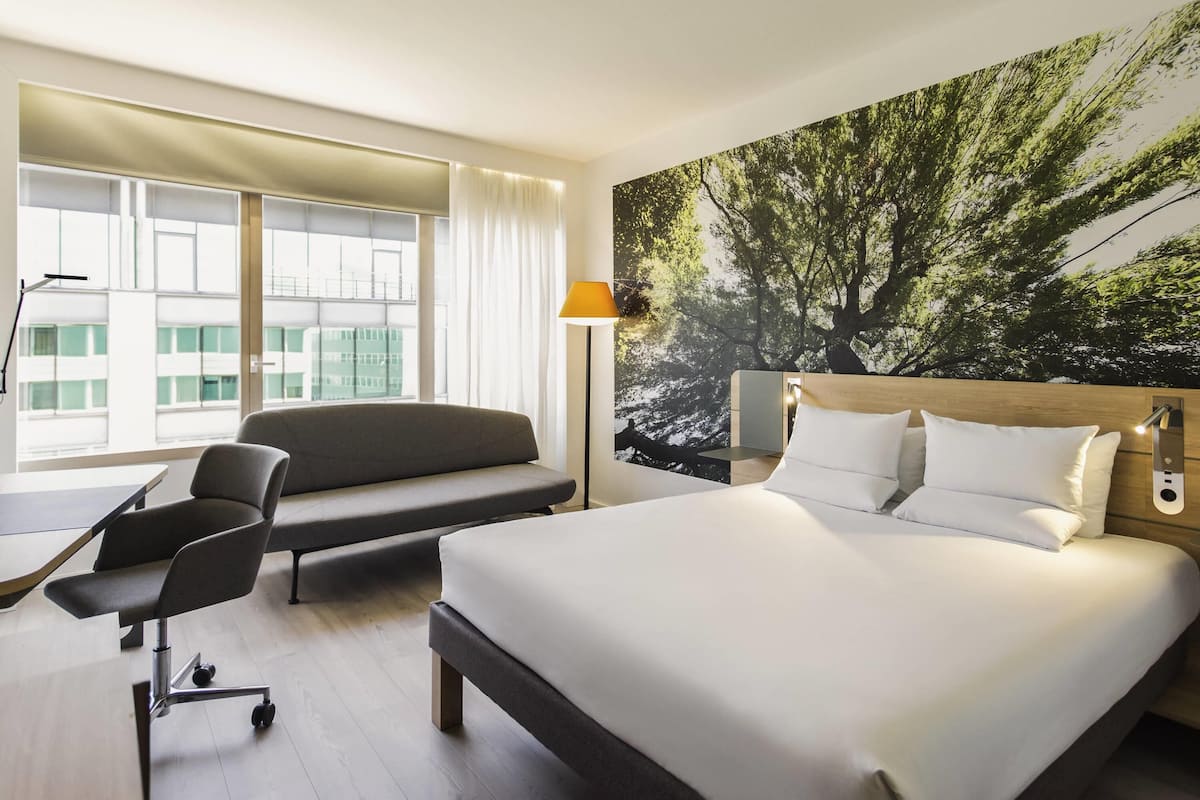 Habitación superior, 1 cama Queen size (in Plaza Building) | Ropa de cama de alta calidad y caja de seguridad en la habitación