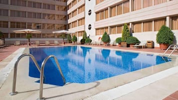 Una piscina al aire libre de temporada (de 12:00 a 21:00), sombrillas