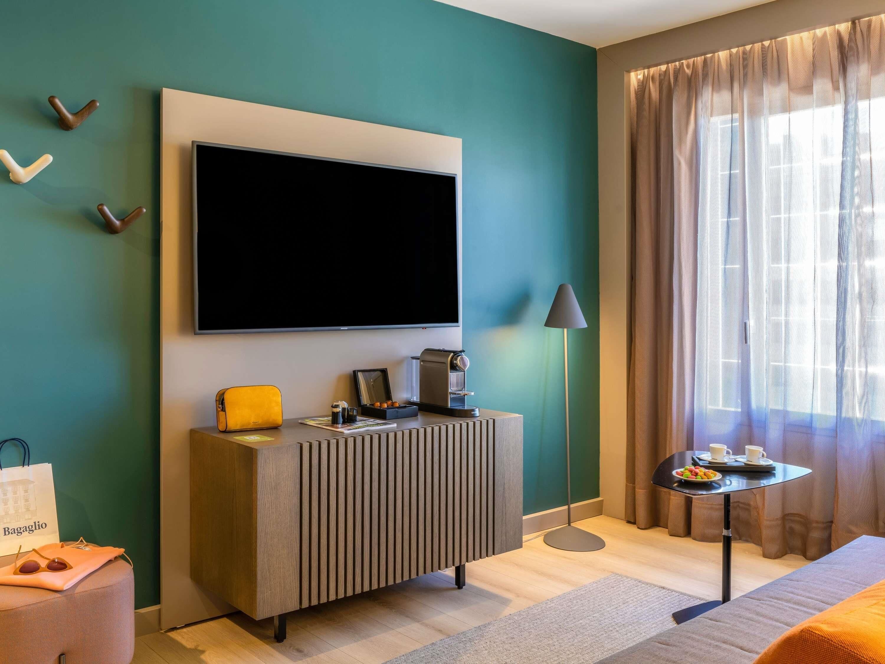 Suite – junior, 1 queensize-seng (in Plaza Building) | Sengetøy av topp kvalitet, safe på rommet og skrivebord