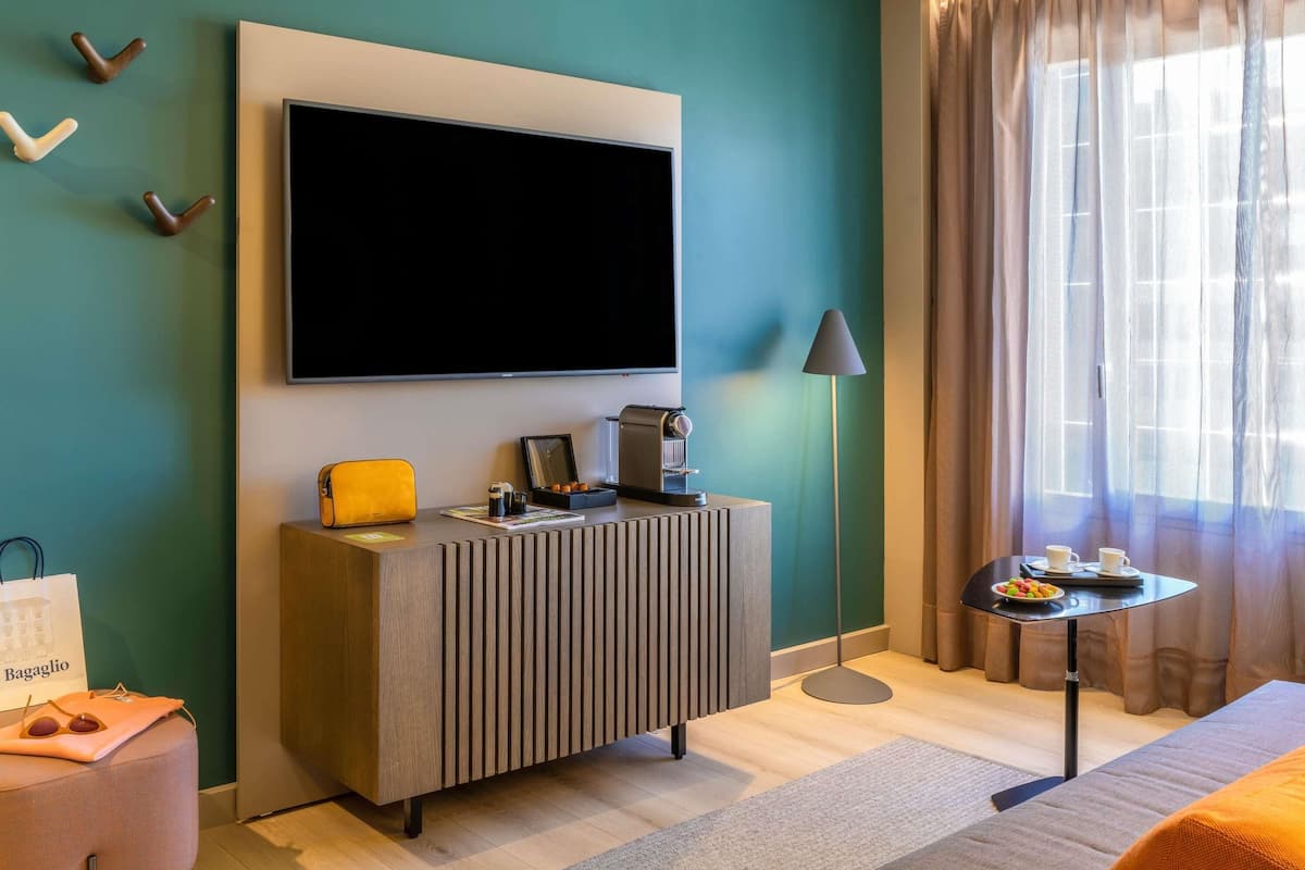 Junior Suite, 1 Queen Bed (in Plaza Building) | Premium bedding, in-room safe, desk, laptop workspace