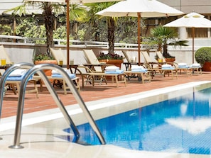 Sesongbasert utendørsbasseng, bassengparasoller og solsenger