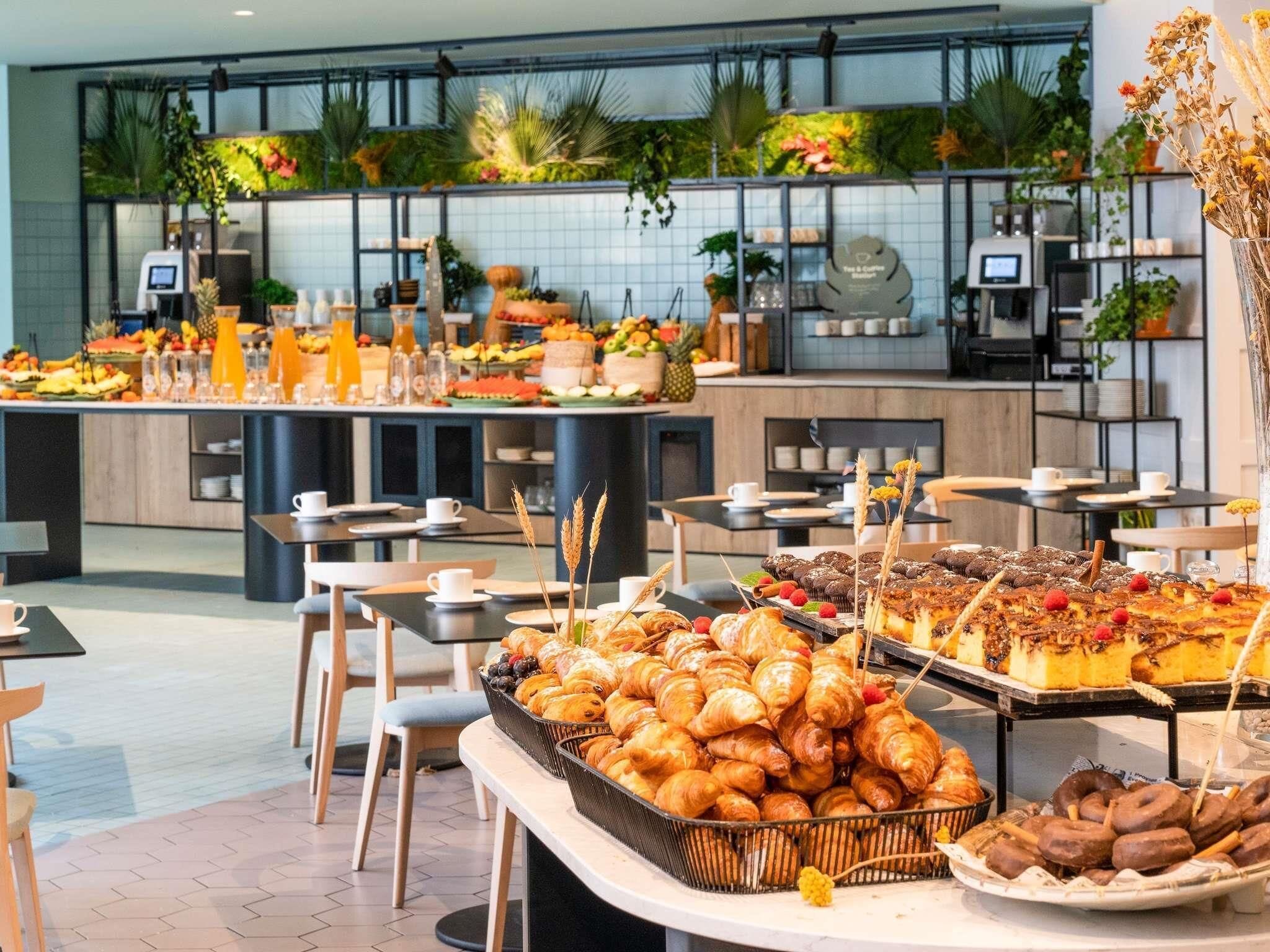 Daily buffet breakfast (EUR 21.5 per person)