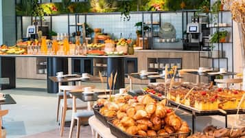 Petit déjeuner buffet (21.5 EUR par personne)
