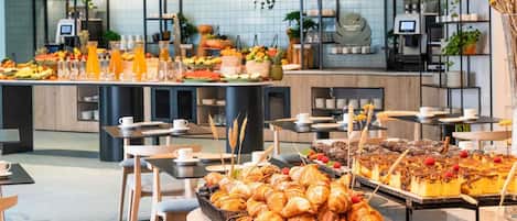 Sarapan prasmanan setiap hari (EUR 21.5 per orang)