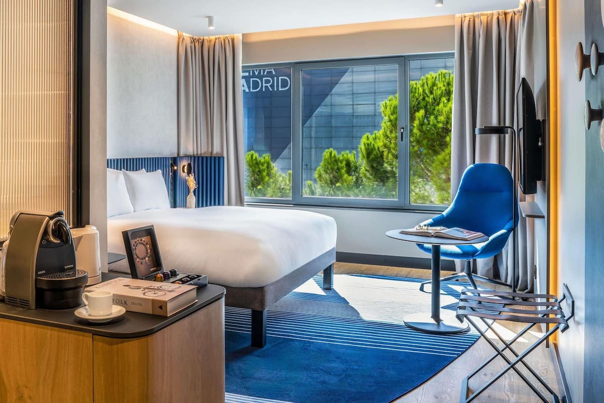 Ylelliset vuodevaatteet, tallelokero huoneessa, työpöytä