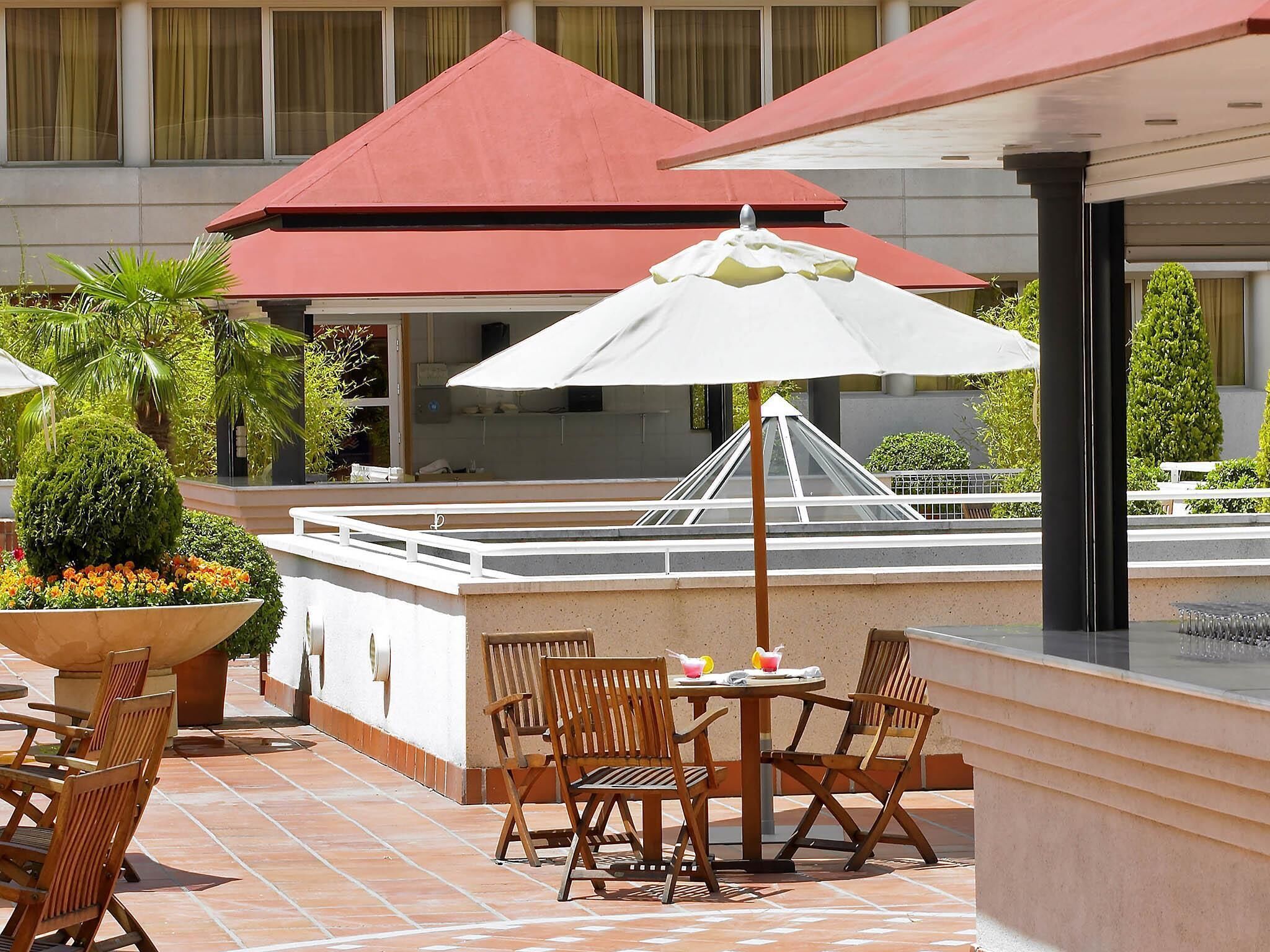 Gastropub, poolside views, open daily