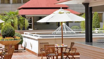 Gastropub, poolside views, open daily