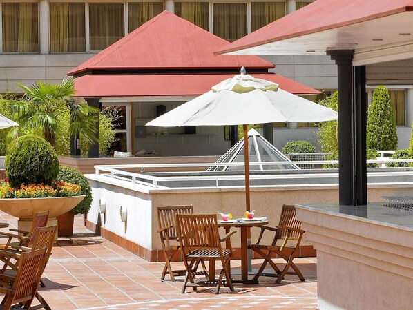 Gastropub, poolside views, open daily