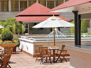 Gastropub, utsikt mot bassenget, åpen hver dag