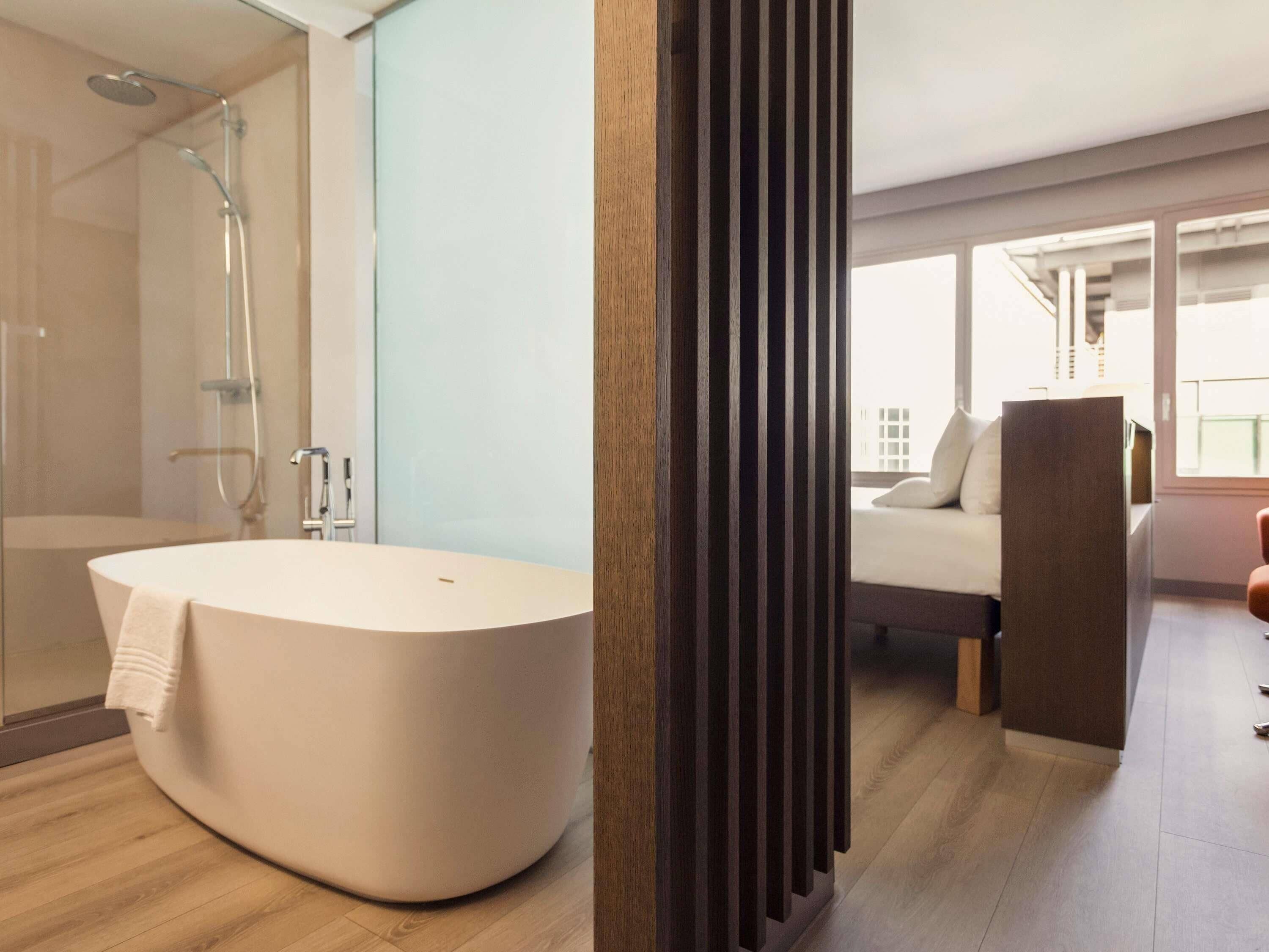 Junior suite, 1 queensize bed (in Plaza Building) | Luxe beddengoed, een kluis op de kamer, een bureau, een laptopwerkplek