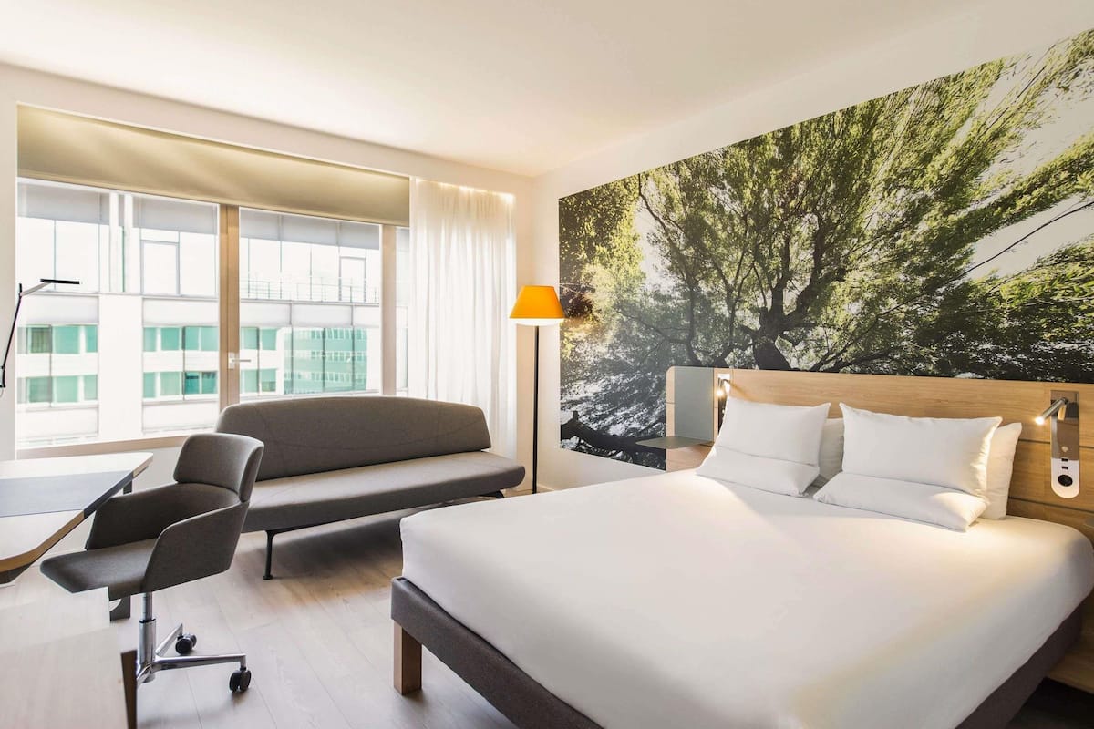 Habitación superior, 1 cama Queen size (in Plaza Building) | Ropa de cama de alta calidad y caja de seguridad en la habitación