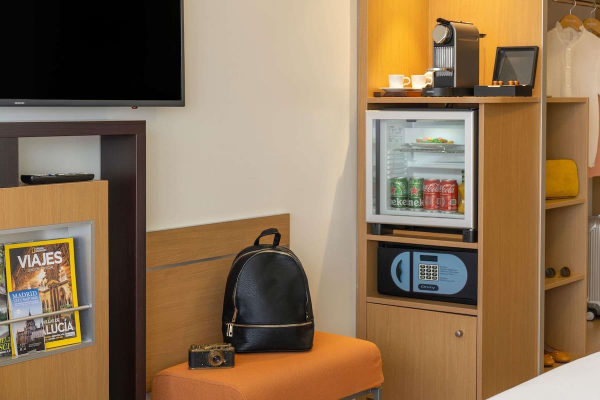 Premium bedding, in-room safe, desk, laptop workspace