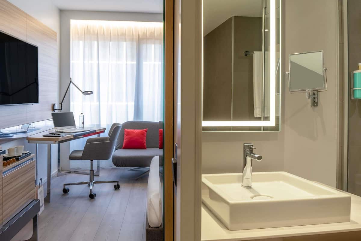 Habitación superior, 1 cama Queen size (in Plaza Building) | Ropa de cama de alta calidad y caja de seguridad en la habitación