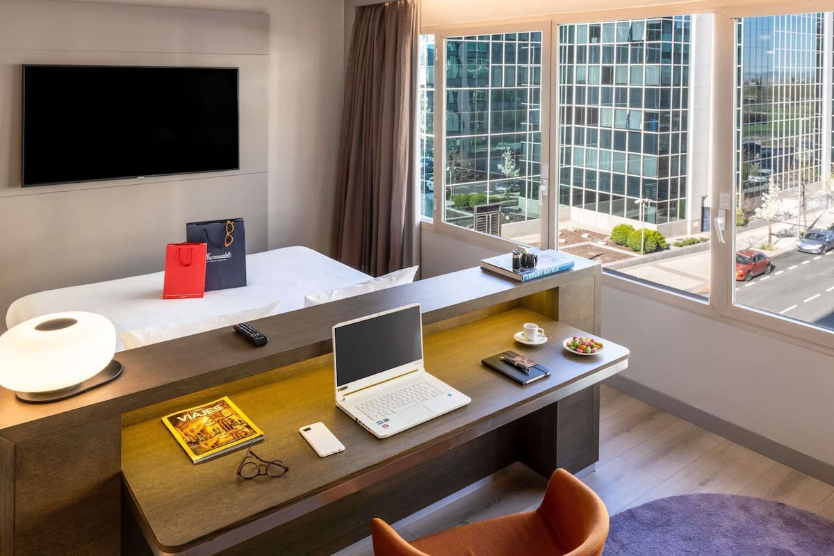 Junior Suite, 1 Queen Bed with Sofa bed