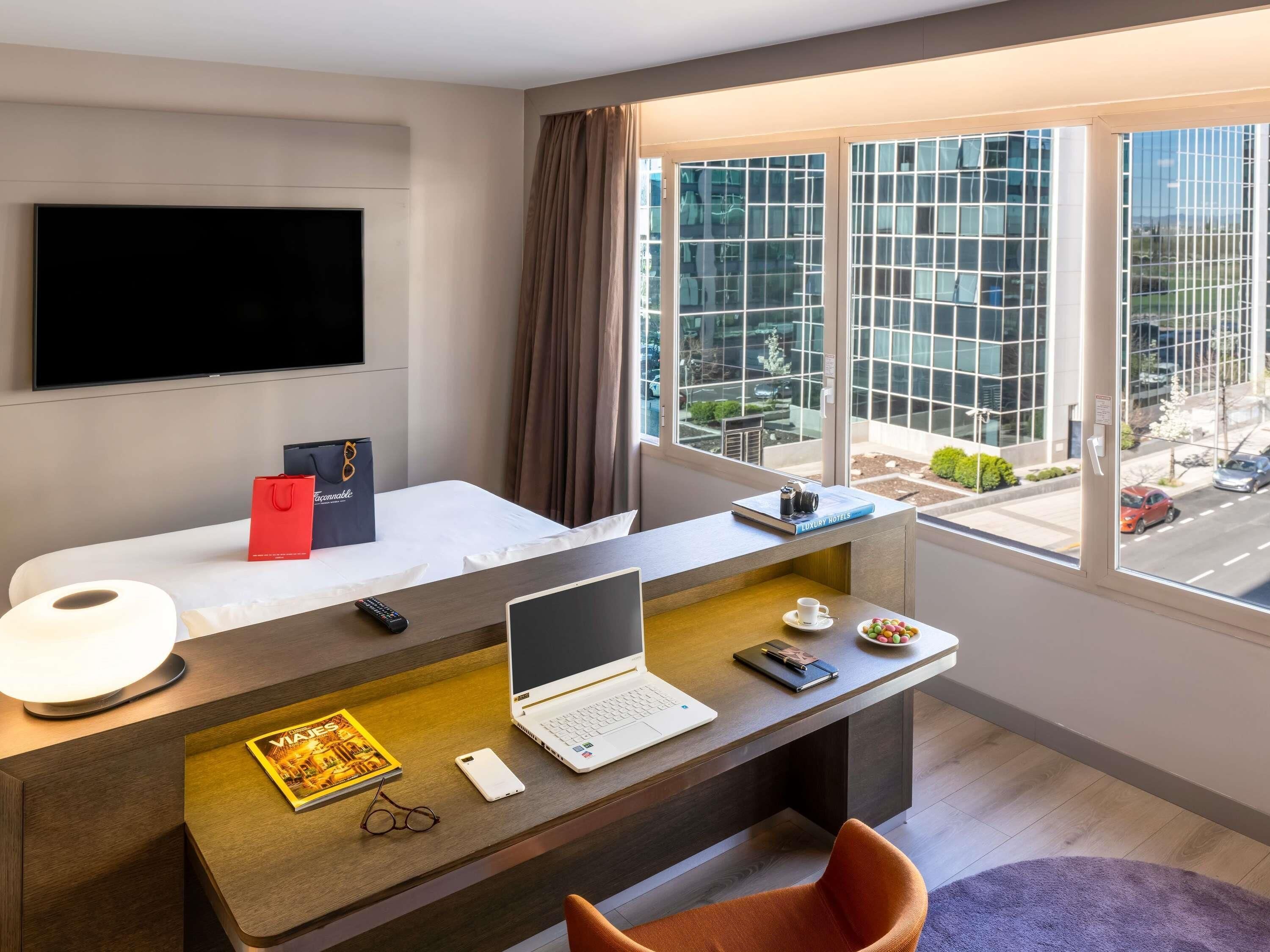 Junior Suite, 1 Queen Bed (in Plaza Building) | Premium bedding, in-room safe, desk, laptop workspace