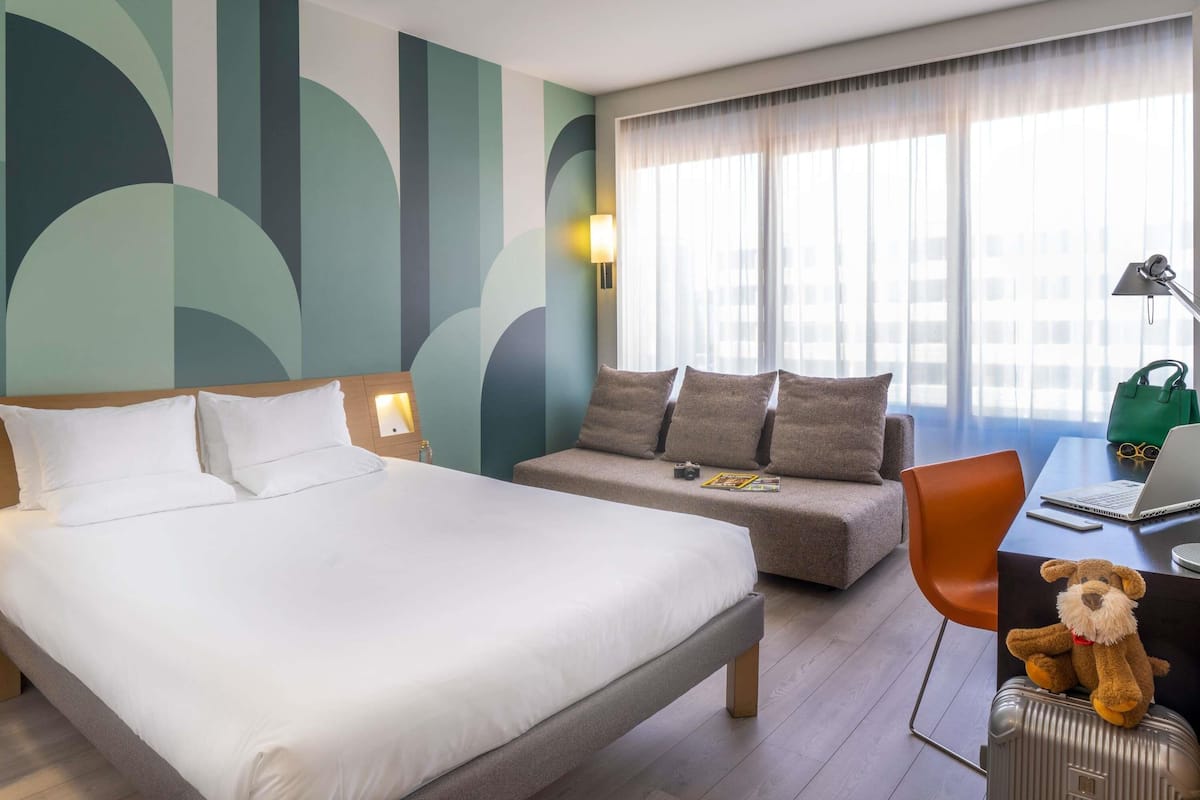 Premium bedding, in-room safe, desk, laptop workspace