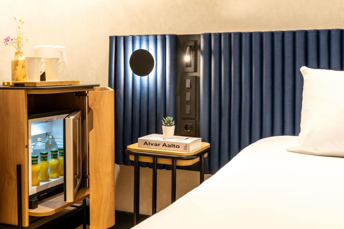 Ylelliset vuodevaatteet, tallelokero huoneessa, työpöytä