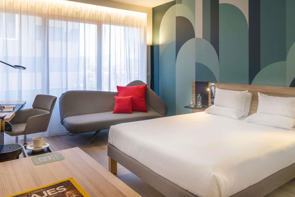 Superior Room, 1 Queen Bed in the Plaza building | Premium bedding, in-room safe, desk, laptop workspace