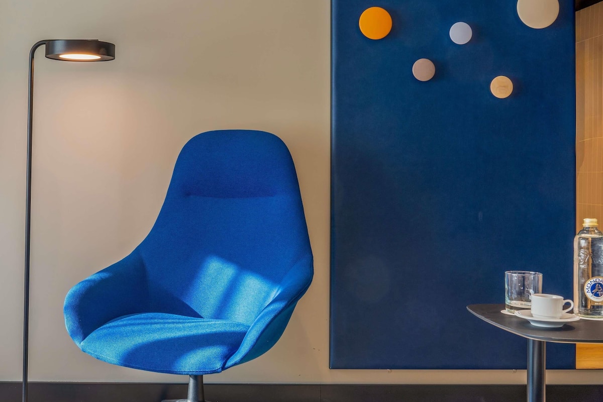 Premium bedding, in-room safe, desk, laptop workspace