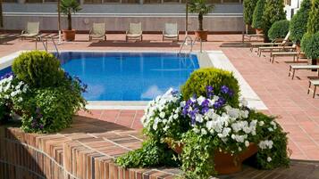 Piscine extérieure (ouverte en saison), parasols de plage