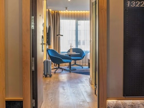 Ylelliset vuodevaatteet, tallelokero huoneessa, työpöytä