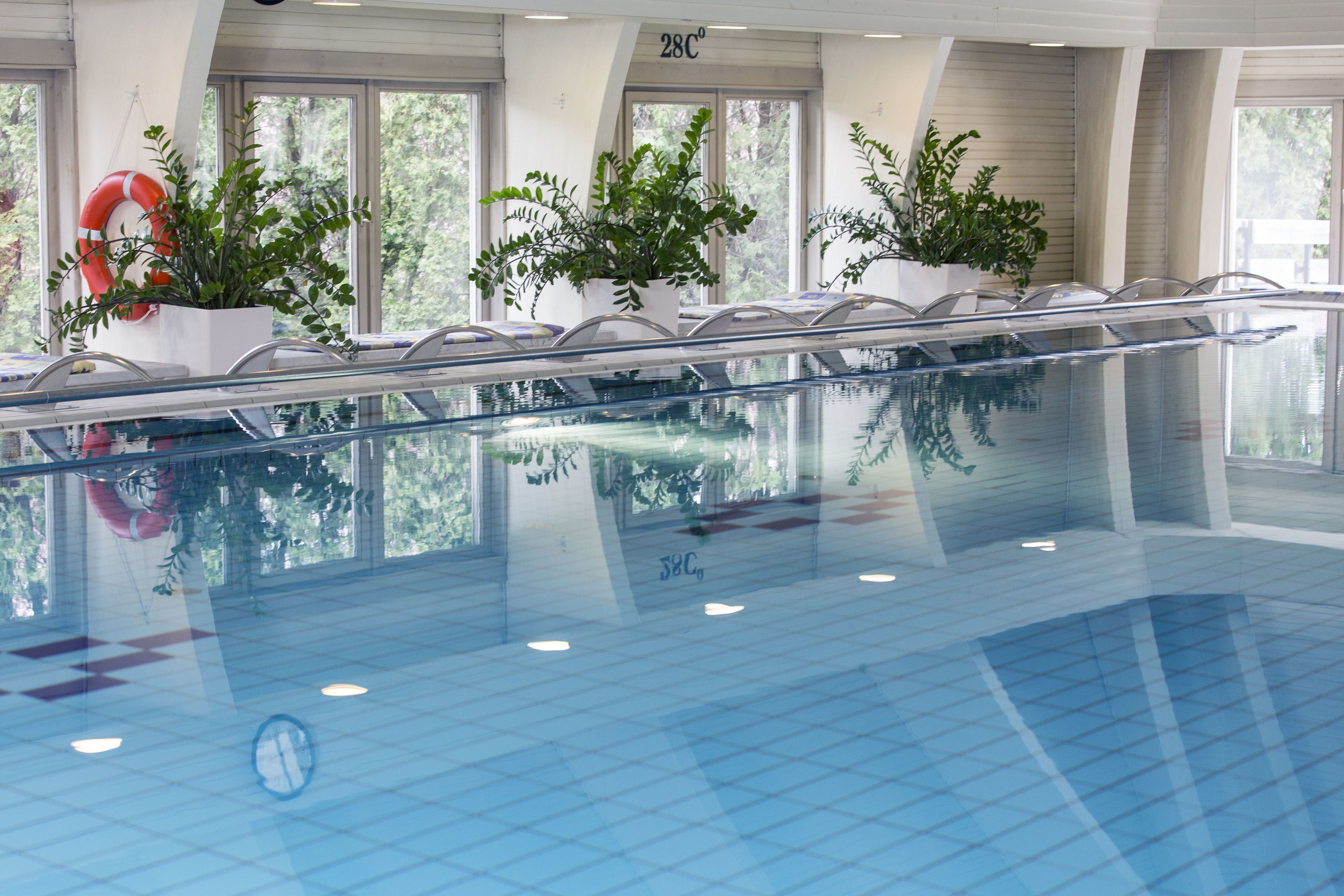 3 indoor pools, outdoor pool, pool loungers