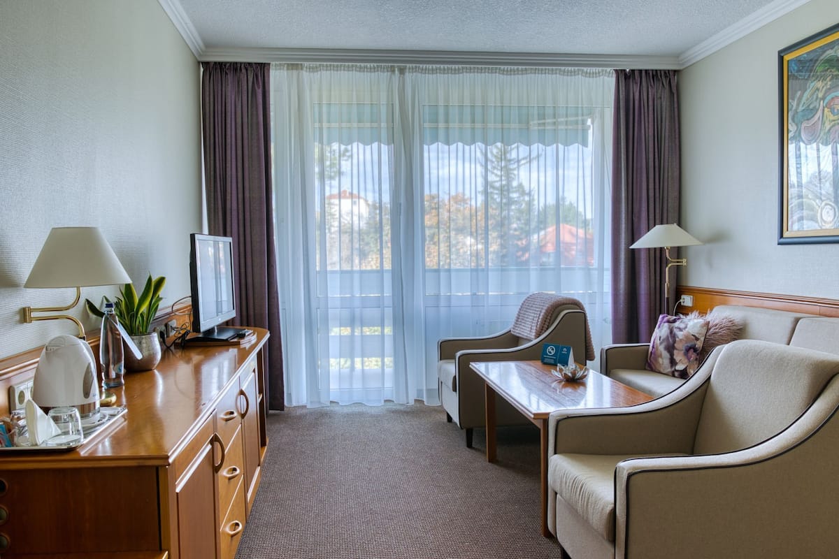 suite | living area | lcd tv